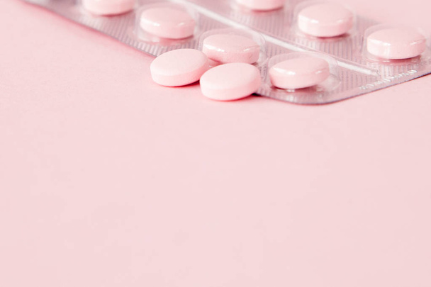 Pink pills on a pink background, copy space. - Φωτογραφία, εικόνα