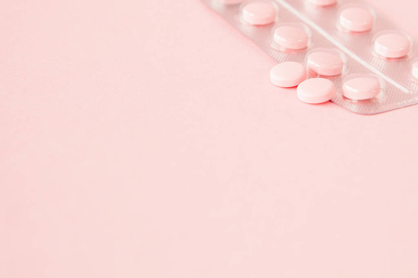 Pink pills on a pink background, copy space. - Фото, изображение