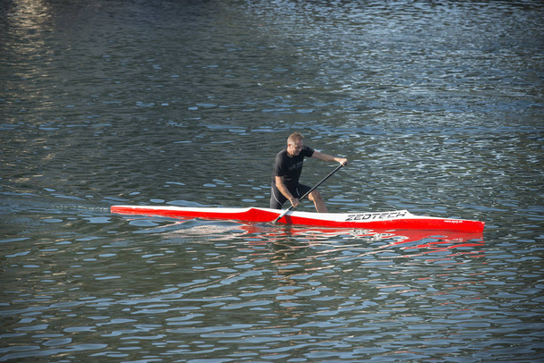 Προβολή του ανθρώπου στη βάρκα, κανό στον κυματισμένη καθορισμός νερού - Φωτογραφία, εικόνα