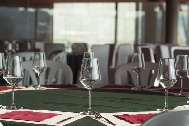 mesa servida con copas de vino en la cafetería
 - Foto, Imagen