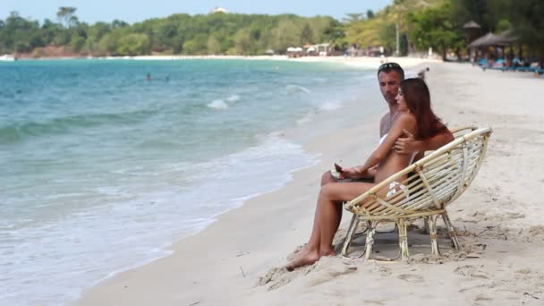 Loving couple on the beach - Video