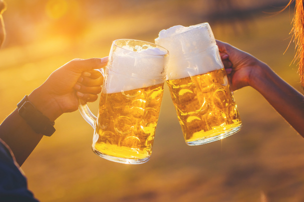 Coppie tifo birra alla spina con il tramonto
 - Foto, immagini