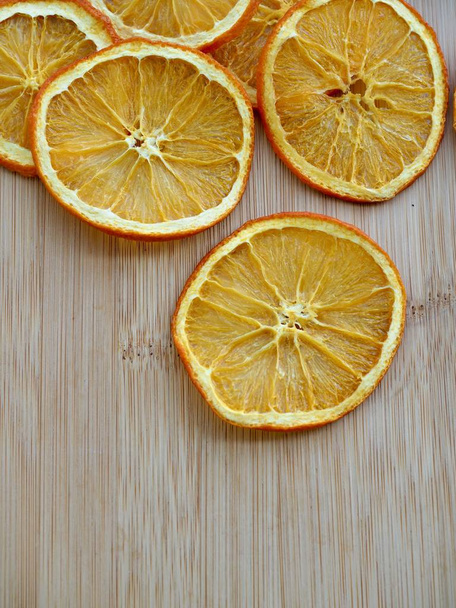 Dřevěná deska pozadí sušené pomeranče - Fotografie, Obrázek