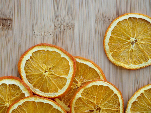 Дерев'яний фон дошки з висушеним апельсином
 - Фото, зображення