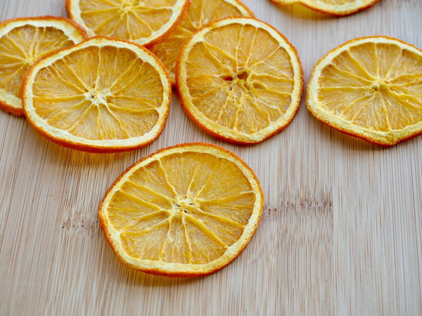 Деревянный фон с сушеным апельсином
 - Фото, изображение