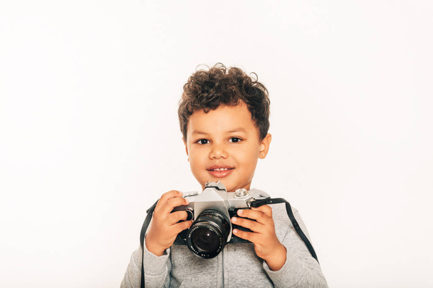 ビンテージ カメラを保持している愛らしいアフリカ幼児男の子のスタジオ撮影 - 写真・画像