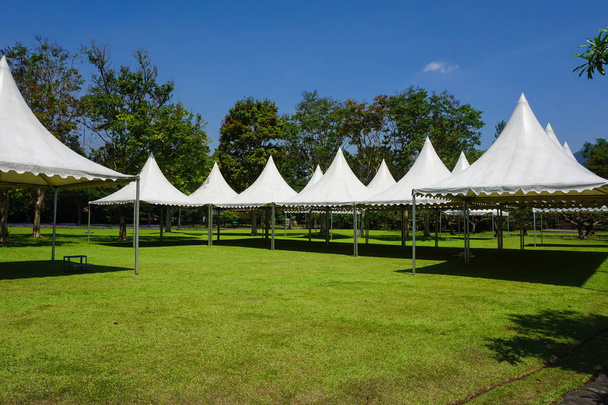 biały namiot w linii w parku ogród ogrodnictwo party - Zdjęcia Indonezja - Zdjęcie, obraz