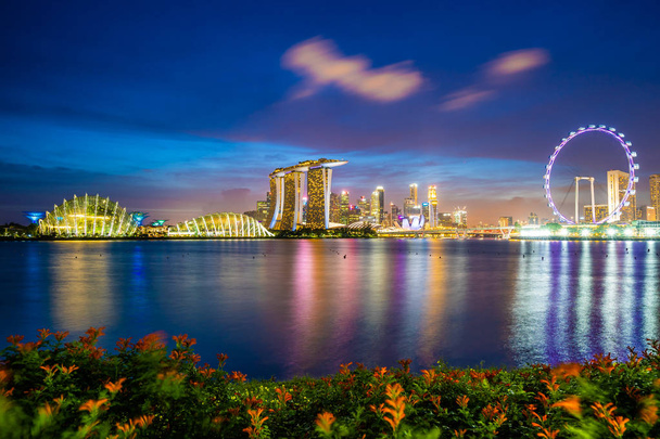 シンガポールのマリーナ ベイ周辺の超高層ビルの建物夕暮れで美しい建築 - 写真・画像