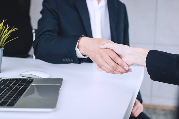 пожатие рук и успешные переговоры деловых людей
  - Фото, изображение