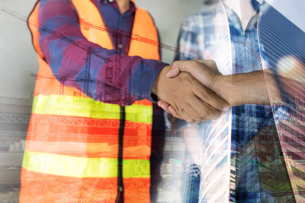 Bauarbeiter schütteln Hände und verhandeln  - Foto, Bild