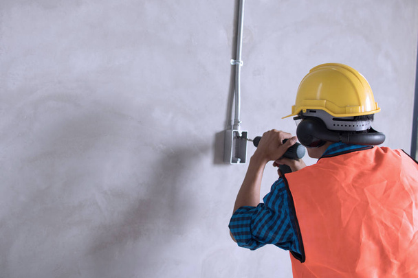 stavební dělník šroubovat a nastavit elektrický ve stavebnictví  - Fotografie, Obrázek
