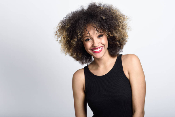 Afro saç modeli gülümseyen genç siyah kadın - Fotoğraf, Görsel