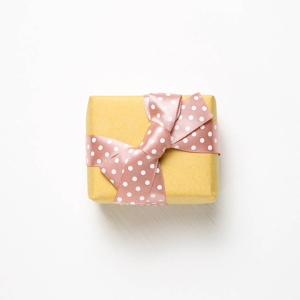Gelbe Geschenkbox isoliert auf weißem Hintergrund - Foto, Bild