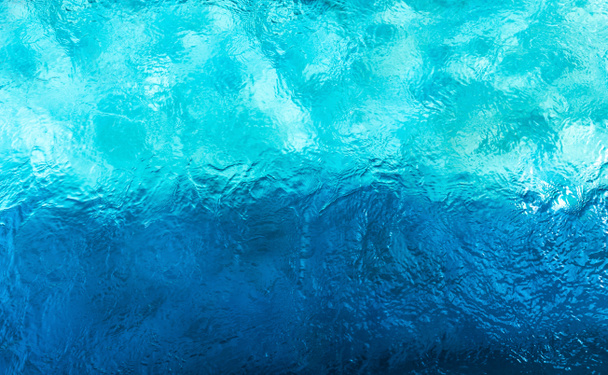 Résumé de la surface de l'eau dans les tons marine et bleu sur la piscine. - Photo, image