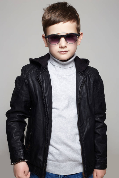 menino na moda em óculos de sol. garoto elegante em couro. moda crianças
 - Foto, Imagem