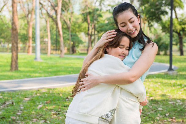 Nuori tytär halata äiti puistossa
 - Valokuva, kuva