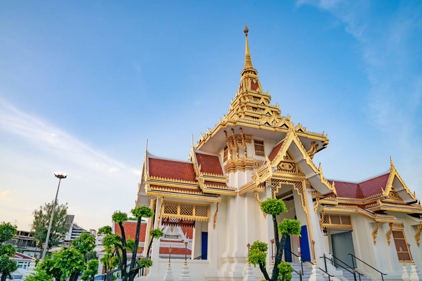 Biało -złote krematorium w Bangkok, Tajlandia. - Zdjęcie, obraz