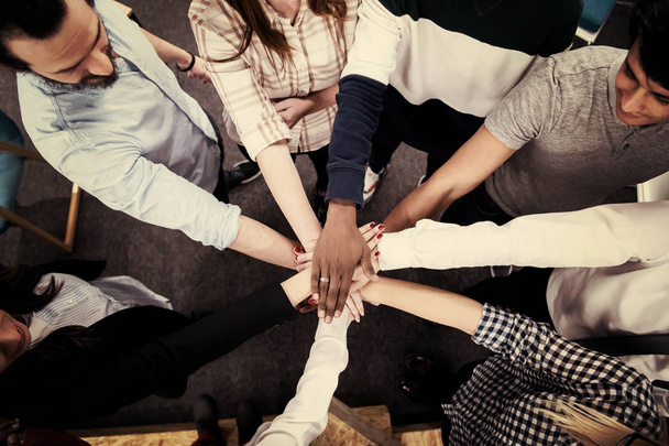 multiethnic Skupina mladých podnikatelů slaví úspěch na svých pracovištích v startup office úspěch a vítězný koncept - Fotografie, Obrázek