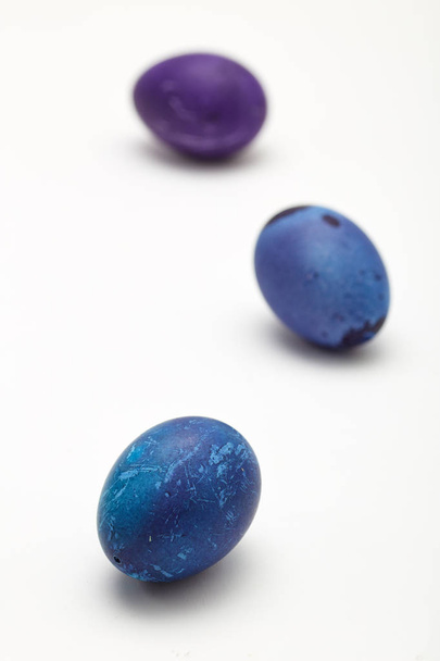Mutlu Paskalya mavisi metin için kopya alanı ile Paskalya yumurtaları lekelenmiş. Beyaz arka planda izole - Fotoğraf, Görsel
