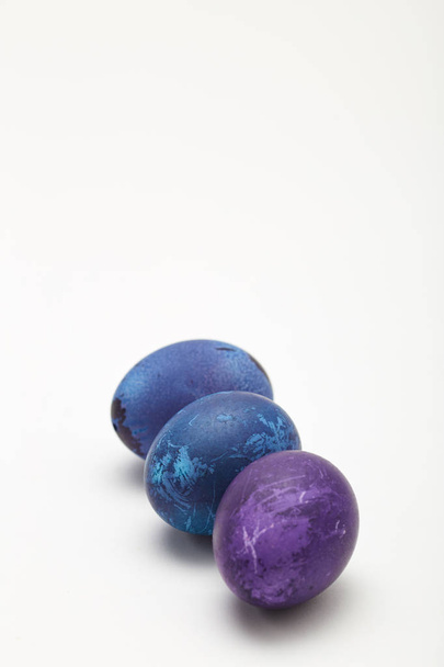 Feliz Pascua azul moteado huevos de Pascua con espacio de copia para el texto. aislado sobre fondo blanco
 - Foto, Imagen
