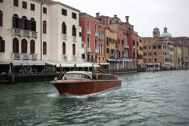 Вода, таксі парусних подорожі, Великого каналу Венеції, що оточують стародавні приваблива будівля церкви, комерційною рекламою квиток на день поїздки човен поромного терміналу в Європі - Фото, зображення
