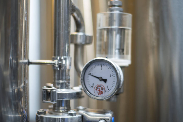私用ビール醸造所の油圧システム - 写真・画像