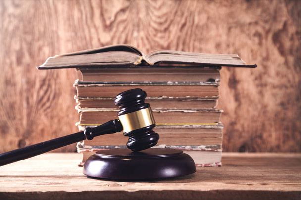 Martelletto giudice in legno e libri su scrivania in legno. Diritto e Giustizia
 - Foto, immagini