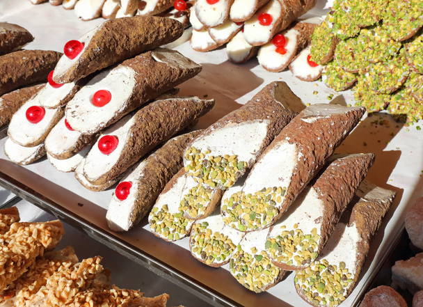 Wiele ciast z pistacjami i wiśnie na sprzedaż w włoskiej cukierni - Zdjęcie, obraz