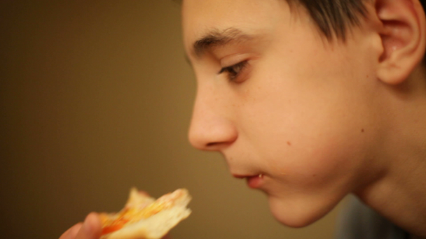 若い男の子のサンドイッチを食べる - 映像、動画