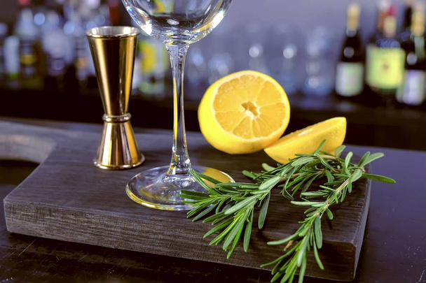 Ingrédients pour un cocktail avec citron et rosmary à bord dans le bar
. - Photo, image