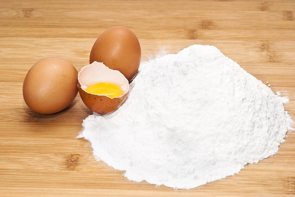 τα αυγά και το αλεύρι. προετοιμασία των ζυμαρικών - Φωτογραφία, εικόνα