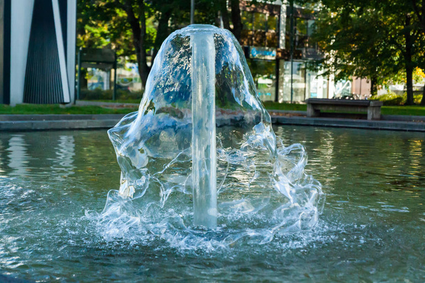 Короткі витримки фото фонтан у формі конуса у місті Kouvola, Фінляндія на літній день. - Фото, зображення