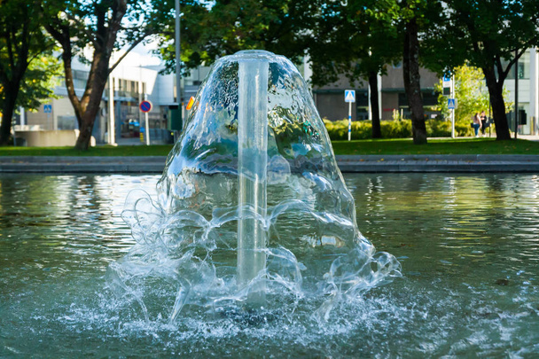 Foto's voor een fontein in de vorm van een kegel in Kouvola, Finland op een zomerdag een kortstondige blootstelling. - Foto, afbeelding