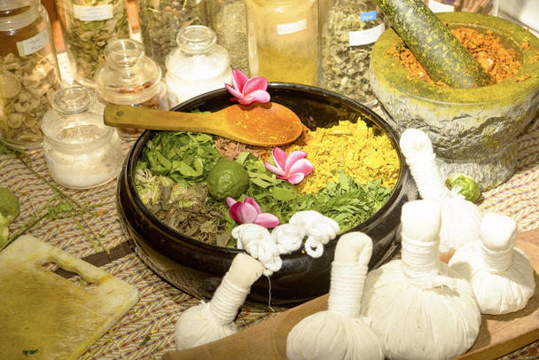 Ayurvedische geneeskunde, Indiase traditionele kruiden therapie - Foto, afbeelding