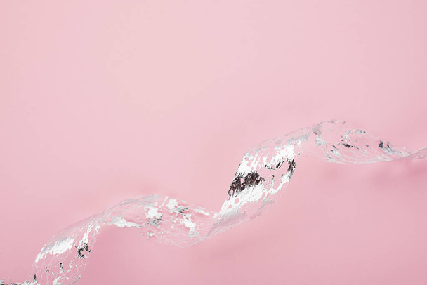 ギフトのシルバー リボンとピンクの背景をお祝い。傾向、プロジェクトのコンセプトです。水平。コピー スペース, - 写真・画像