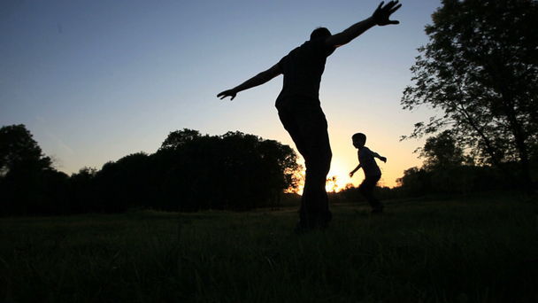 Vater und Sohn spielen draußen - Filmmaterial, Video