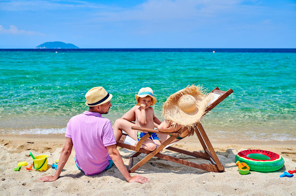 Οικογένεια στην παραλία, νεαρό ζευγάρι με τρίχρονο αγόρι. Σιθωνία, Ελλάδα - Φωτογραφία, εικόνα