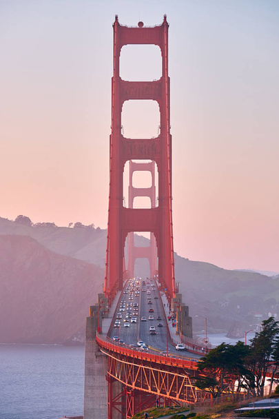 Golden Gate Bridge view from Golden Gate Vue sur le coucher du soleil, San Francisco, Californie, États-Unis - Photo, image