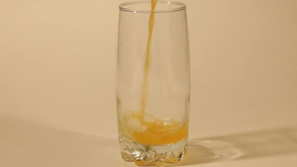 Pouring orange juice into glass - Záběry, video