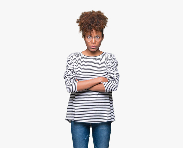 Krásná mladá africká americká žena nosí brýle izolované pozadí skeptik a nervózní, nesouhlasným výrazem na tváři s překřížením rukou. Negativní osoba. - Fotografie, Obrázek