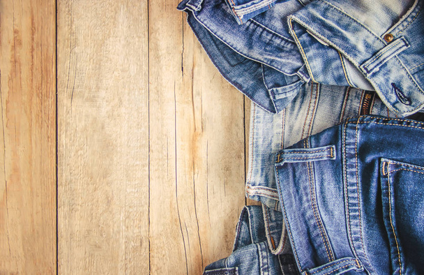 Jeans. Stijlvolle kleding. Selectieve aandacht Shopping tijd natuur - Foto, afbeelding