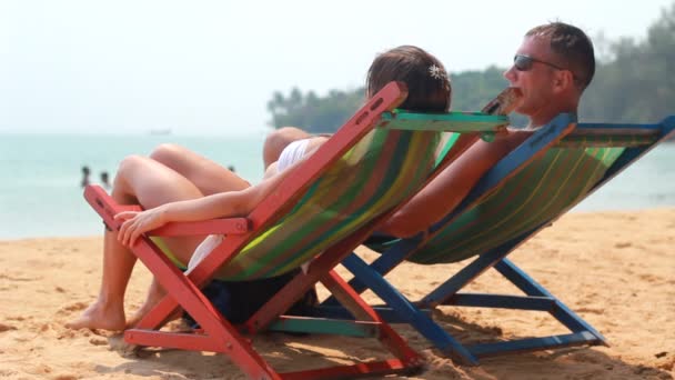 Loving couple on the beach - Materiał filmowy, wideo