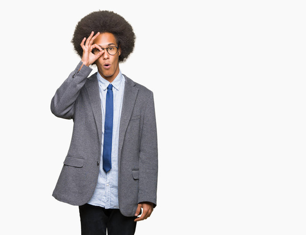Afro haj, szemüveg, ezzel rendben gesztus fiatal afro-amerikai üzletember megdöbbent, meglepett arcát, szemét, nézegette ujjak. Hitetlen kifejezés. - Fotó, kép