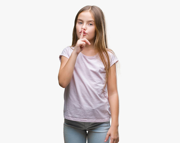 Молода красива дівчина над ізольованим тлом просить мовчати з пальцем на губах. Тиша і таємна концепція
. - Фото, зображення