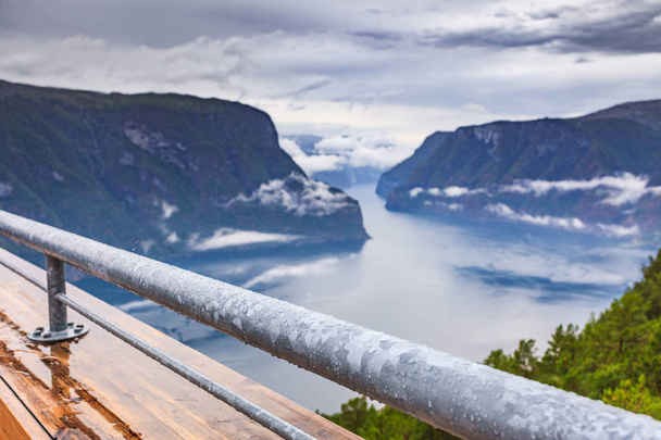 Krajobraz Aurlandsfjord z punktu widokowego Stegastein, chmury nad powierzchnią wody morskiej. Norwegia Skandynawia. Krajowa trasa turystyczna Aurlandsfjellet. - Zdjęcie, obraz