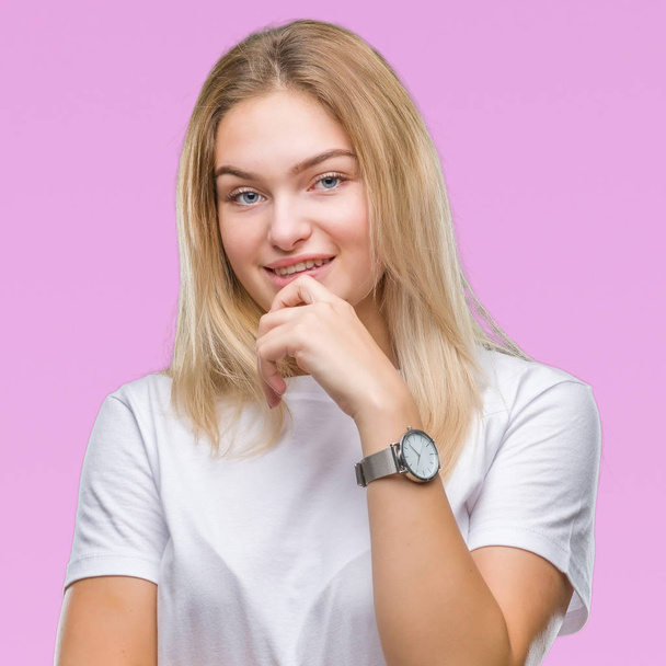 Young caucasian woman over isolated background looking confident at the camera with smile with crossed arms and hand raised on chin. Thinking positive. - Photo, Image