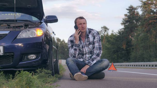 Guy chiede aiuto dopo un incidente d'auto
 - Foto, immagini