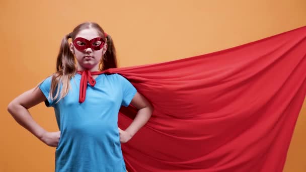 Młoda Dziewczyna Nastolatka z płaszczem superhero dmuchane przez wiatr - Materiał filmowy, wideo