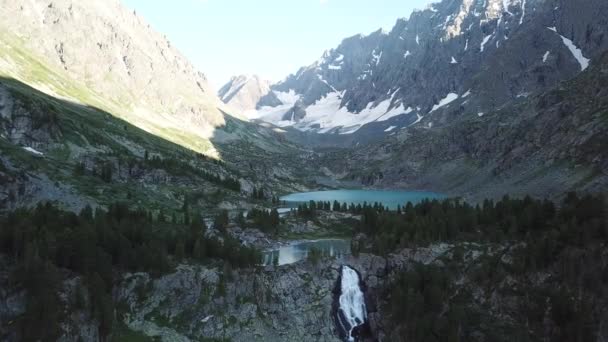Kuiguk valley. Lake and waterfall in Altai mountains. Aerial view landscape - Footage, Video