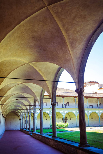 Базиліка ді Санта Кроче (базиліка Святого Хреста) двір з арками, Флоренція, Флоренція, Італія - Фото, зображення